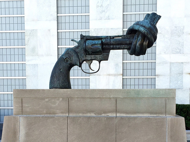 Pistola annodata, Giardini del Palazzo di Vetro, Onu – Credits: Scott Beale