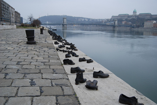 Scarpe lungo il Danubio, Budapest – Credits: Paul Mannix
