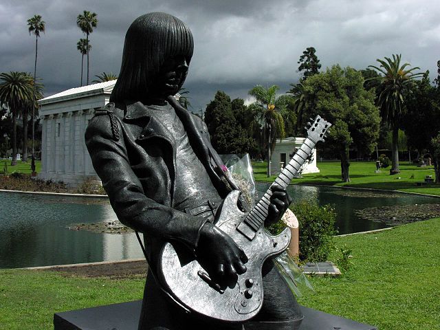 Statua di Johnny Ramone all’Hollywood Forever Cemetery – Foto di Wikimedia Commons