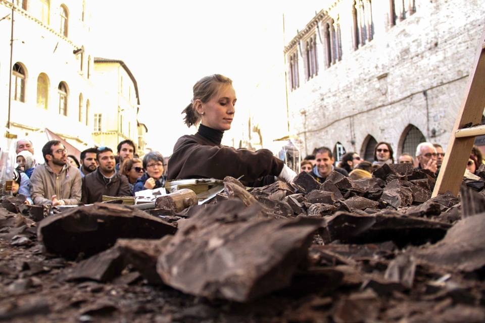 Al lavoro sulle sculture di cioccolato