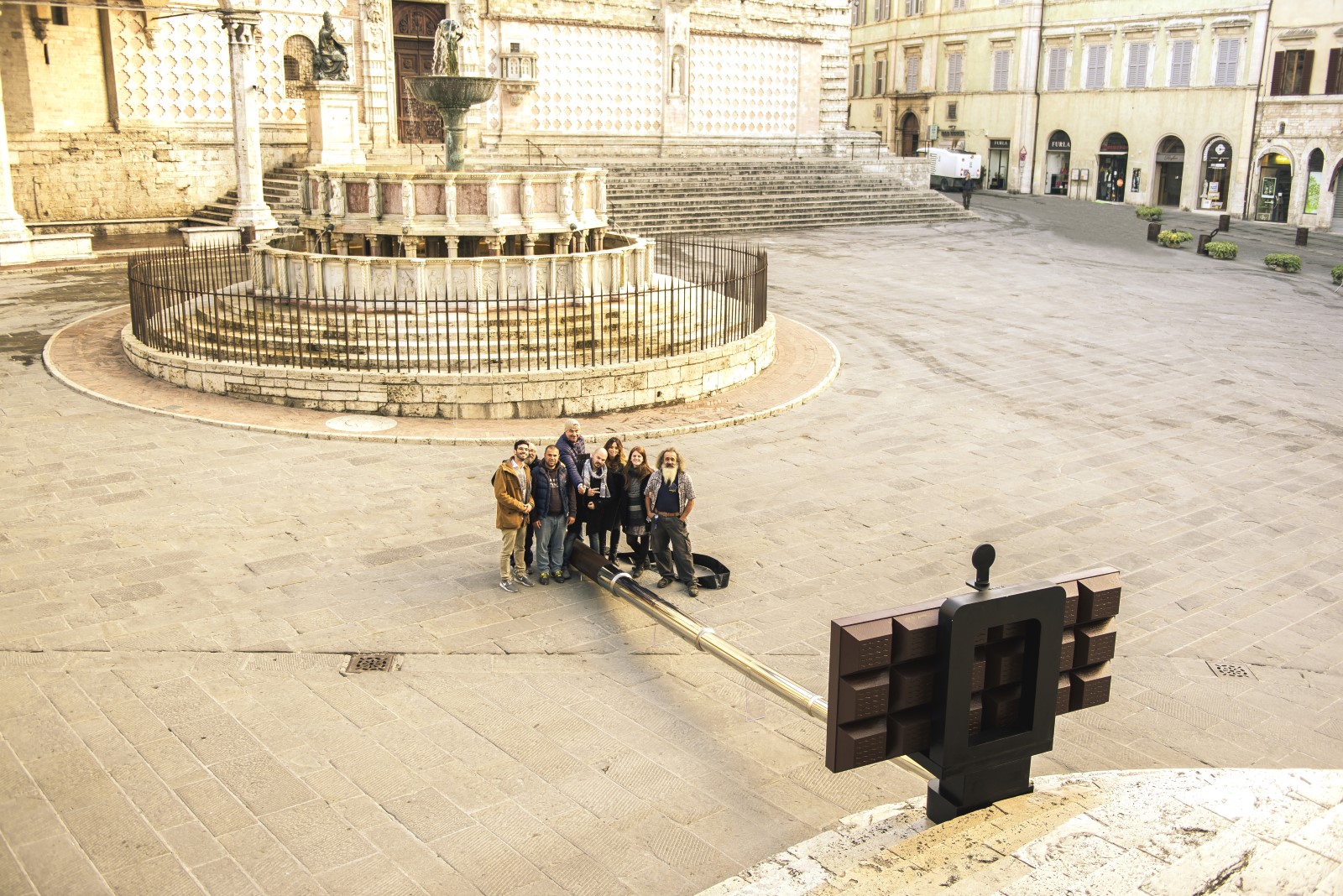 Il Choco Selfie Stick, installazione unica al mondo