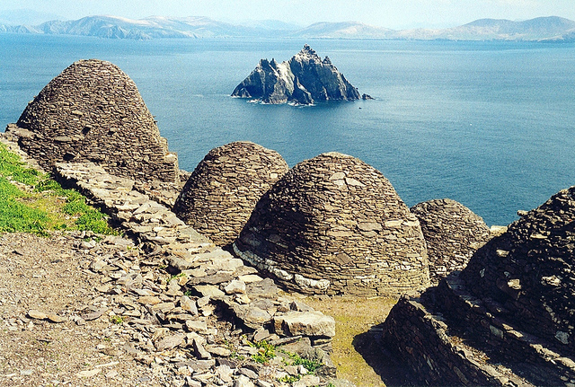 Skellig Michael, i resti del monastero e Small Skellig– Foto di Arian Zwegers