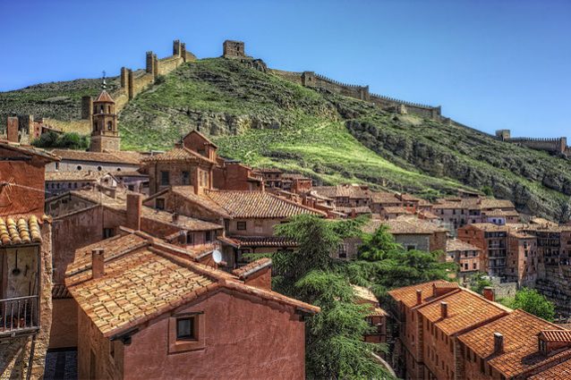 Albarracín e le sue mura difensive – Foto Wikimedia Commons