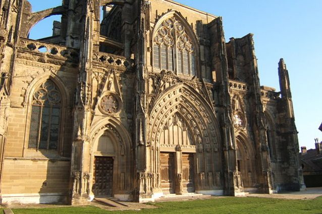 Portale della chiesa abbaziale di St Antoine l'Abbaye – Foto Wikimedia Commons