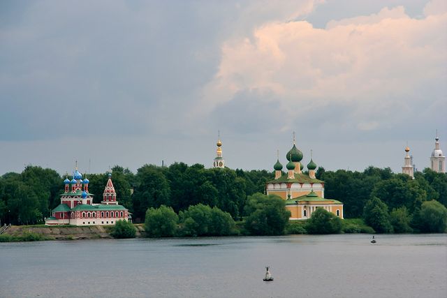 Uglich, veduta della chiesa e della Cattedrale dal fiume Volga – Foto Wikimedia Commons