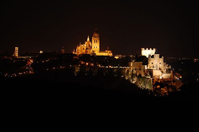 Veduta notturna di Segovia – Foto Wikimedia Commons