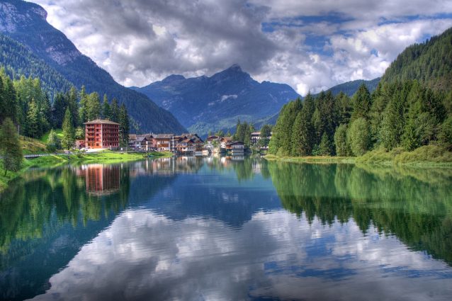Lago di Alleghe. Foto di Roberto Ferrari