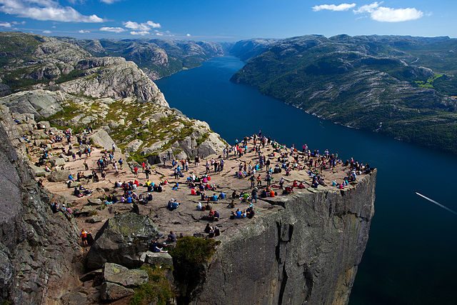 Preistekolen, il Pulpito di roccia affacciato sul Lysefjord – Foto Wikimedia Commons