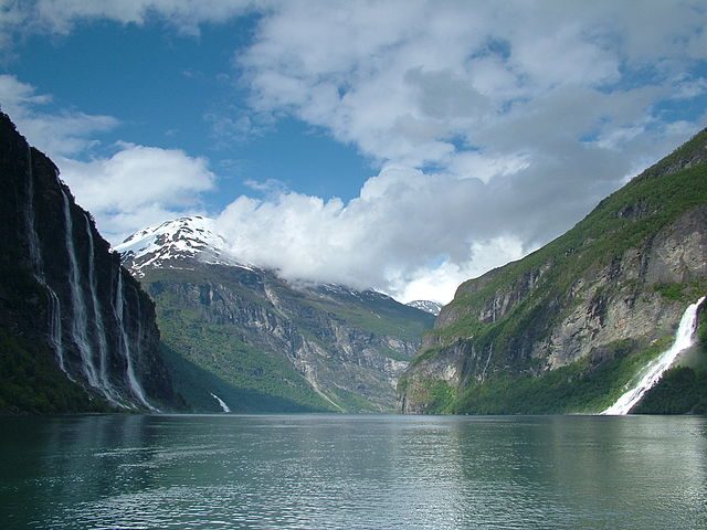 Le "Sette Sorelle", splendide cascate del Geirangerfjord – Foto Wikimedia Commons