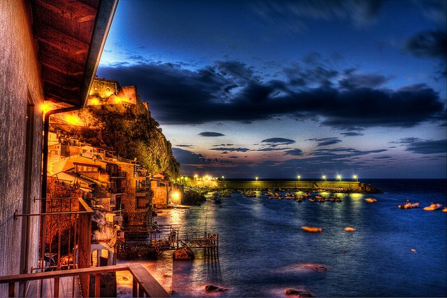 Scilla di notte. Foto di Agostino Zamboli