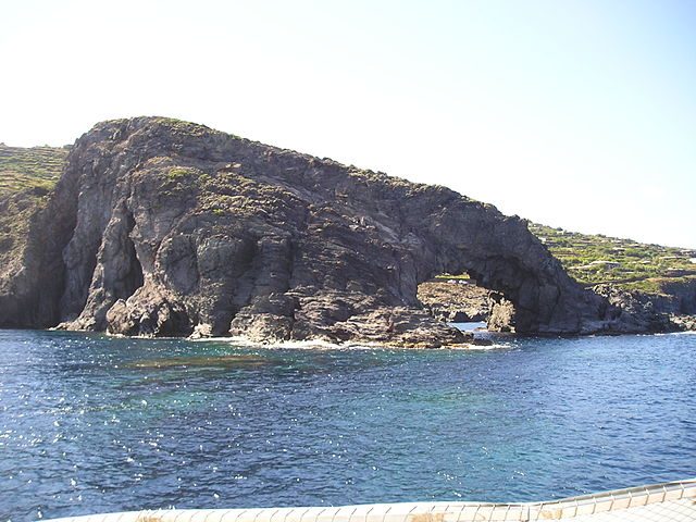 Arco dell'Elefante, Pantelleria – Foto Wikimedia Commons