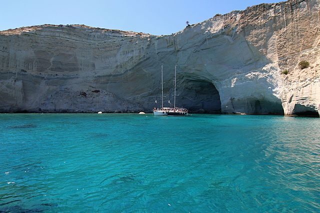 Kleftiko, Milos, Grecia – Foto Wikimedia Commons