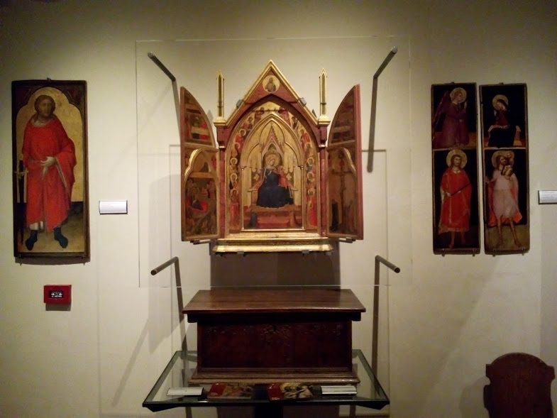 Trittico portatile di Bernardo Daddi e, ai lati, San Giuliano (artista fiorentino di fine Trecento) e dittico raffigurante l'Annunciazione (sopra), San Giuliano e San Cristoforo (sotto) (attribuito a Lorenzo di Bicci, 1390 circa)