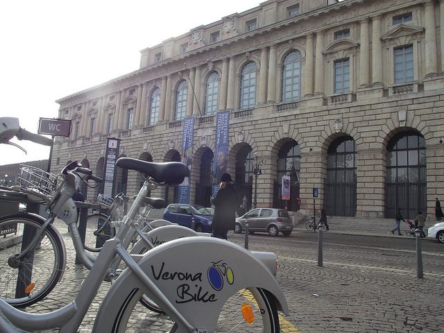 Verona in bici. Foto di Daniel Thornton