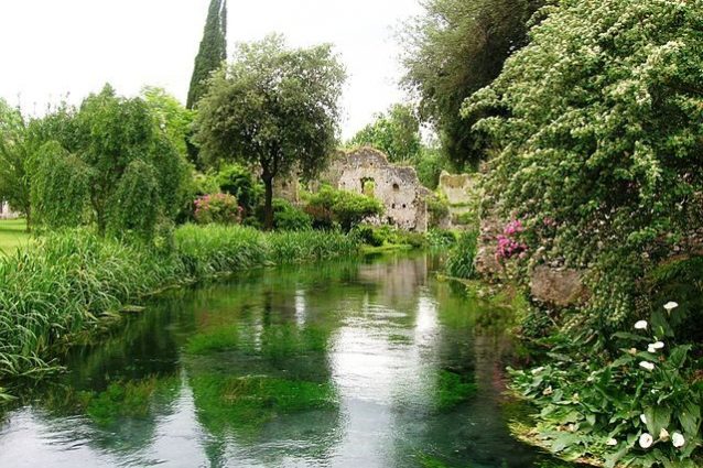 Giardino di Ninfa, il fiume Ninfa nei pressi del ponte di legno – Foto Wikipedia