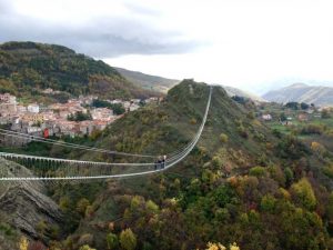 In Basilicata passeggiata sospesi nel vuoto a 120 metri d'altezza