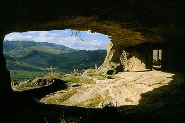 Sperlinga la città nata dalla roccia