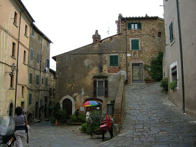 Piazzetta di Castagneto Carducci – Foto Wikipedia