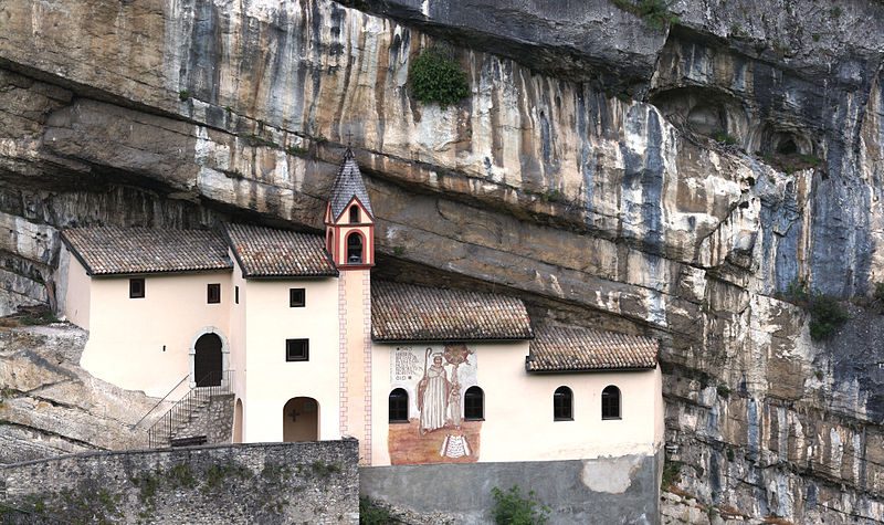Eremo di San Colombano, Trambileno. Foto da Wikipedia