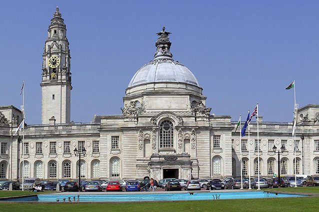 Esterno del municipio di Cardiff (Wikipedia).