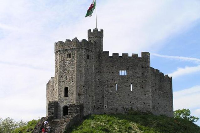 Esterno del castello di Cardiff (Wikipedia).