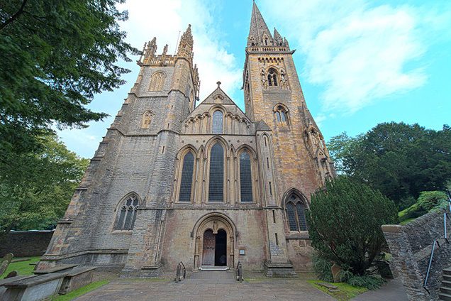 Facciata della Cattedrale di Llandaff (Wikipedia).