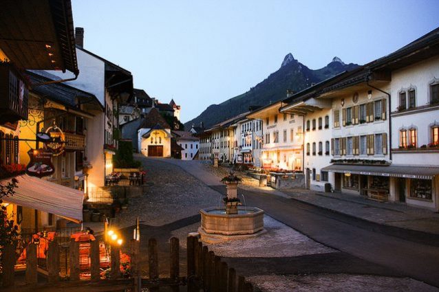 Gruyères al crepuscolo – Foto di Scott Wylie