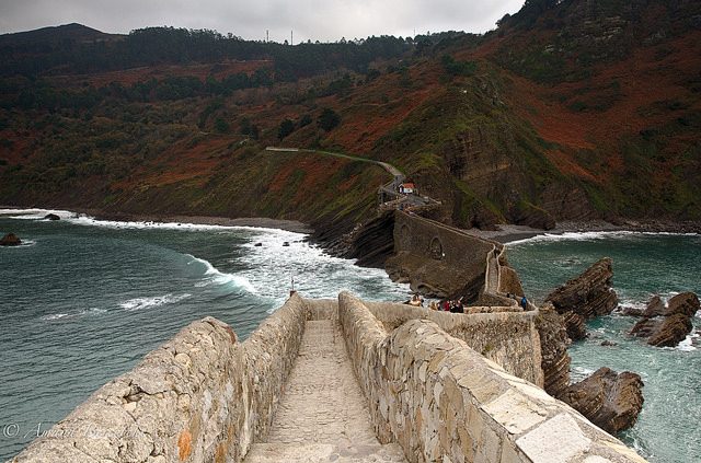 gaztelugatxe. Foto di Amaya e Laurent