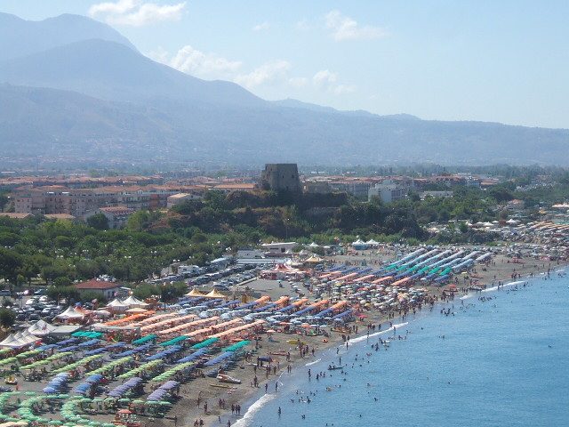 Spiaggia di Scalea con Torre Talao – Foto Wikimedia Commons