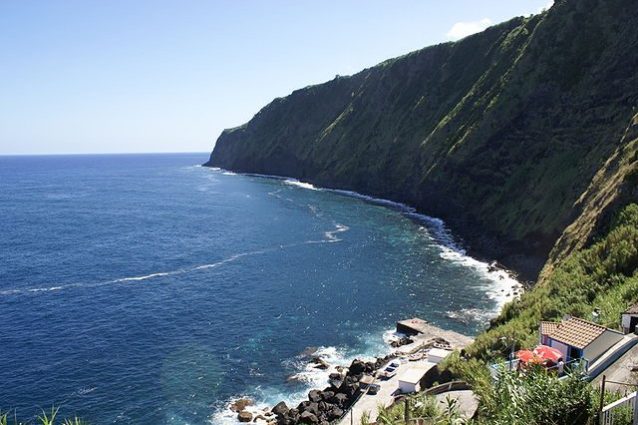 Miradouro da Ponta do Arnel – Foto Wikimedia Commons