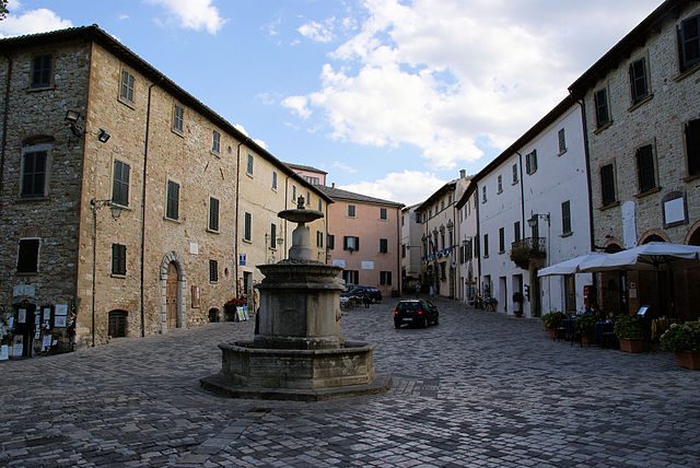 Piazza Dante, San Leo – Foto Wikipedia