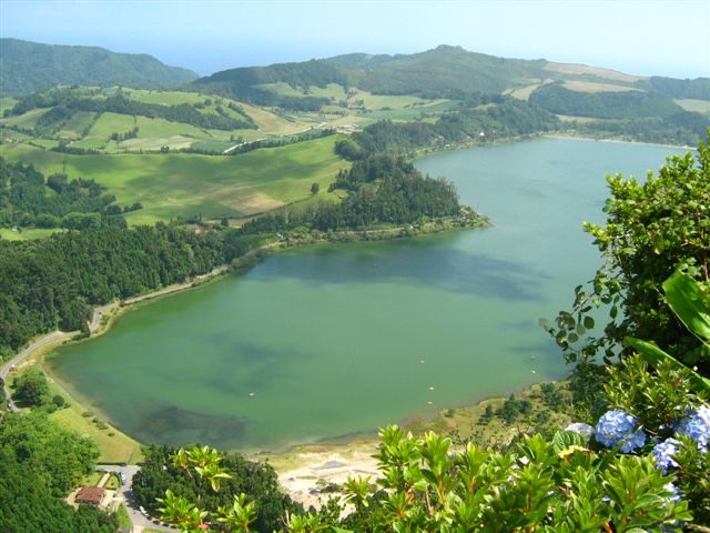 Lagoa das Furnas – Foto Wikimedia Commons