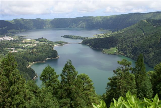 Lagoa das Sete Cidades, Miradouro da Vista do Rei – Foto Wikimedia Commons