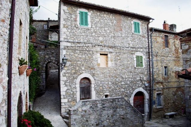 Rocchette di Fazio, scorcio con porta e mura – Foto Wikipedia