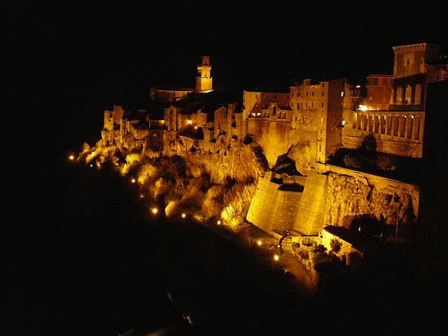 Pitigliano di sera – Foto Wikimedia Commons