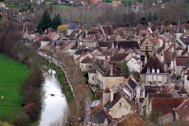 Panorama di Noyers–sur–Serein – Foto Wikimedia Commons