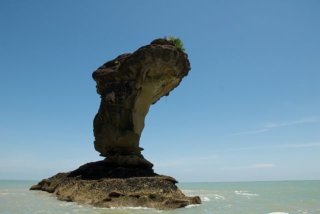 Bako Sea Stack – Foto Wikimedia Commons
