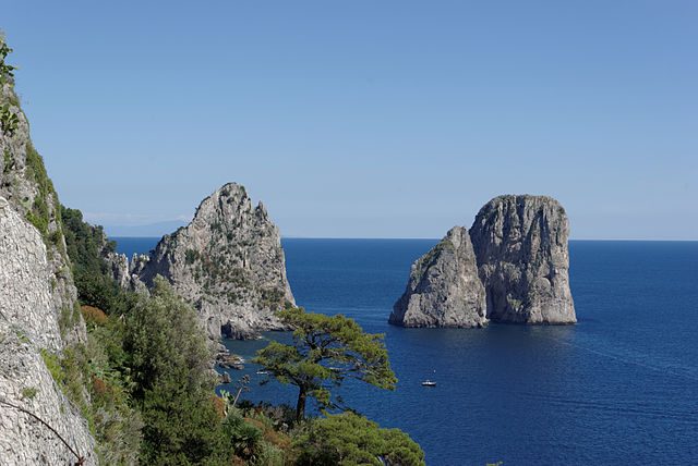 Faraglioni di Capri, Italia – Foto Wikipedia