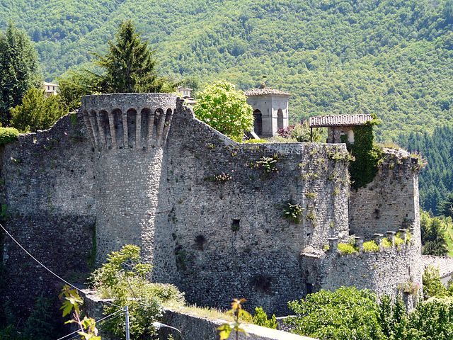 Castiglione di Garfagnana, mura e torri – Foto Wikimedia Commons