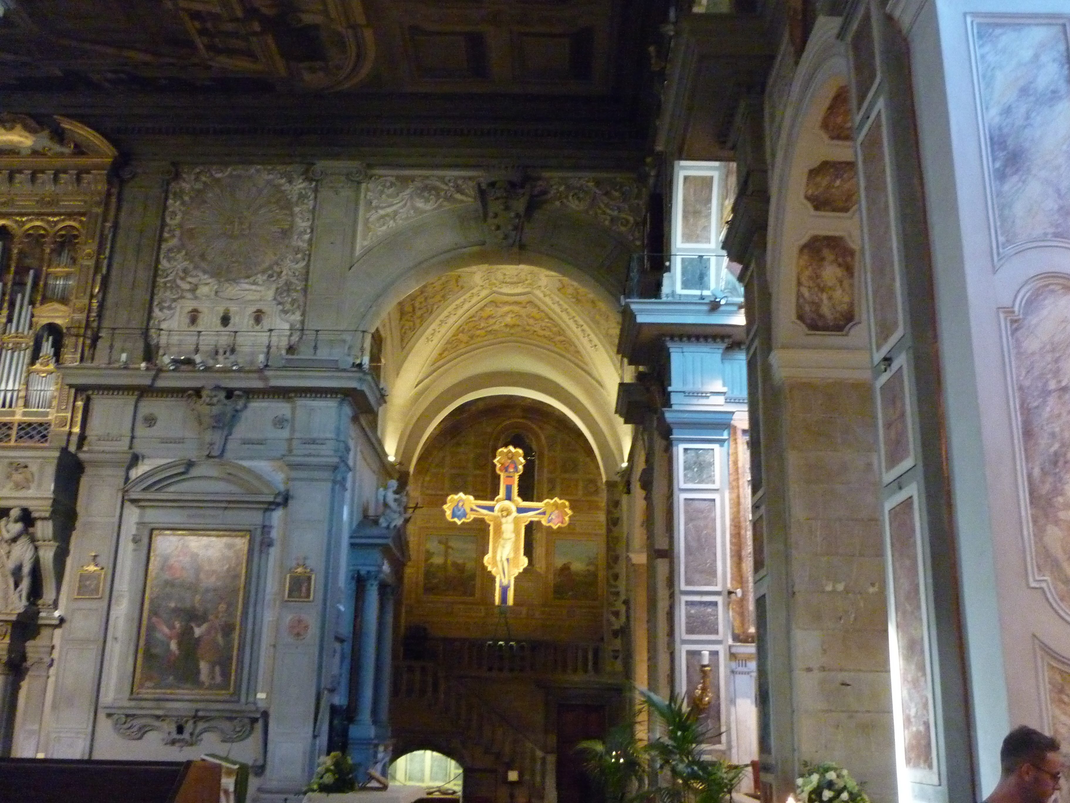 Transetto sinistro con il Crocifisso di Giotto