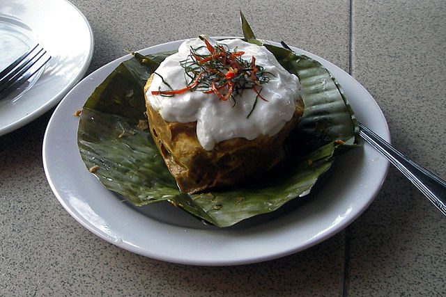 Amok, piatto tipico con il tradizionale curry cambogiano – Foto Wikimedia Commons