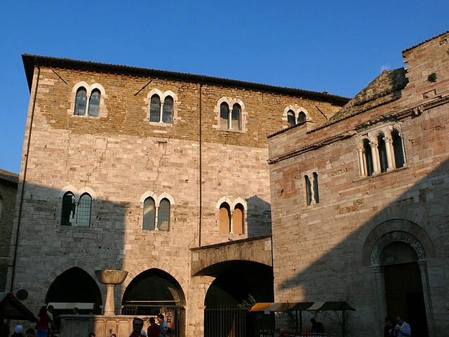 Palazzo dei Consoli e chiesa di San Domenico – Foto Wikipedia