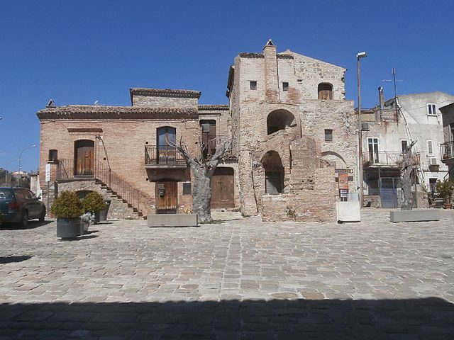 La piazza di Aliano – Foto Wikimedia Commons
