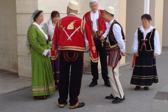 San Marzano di San Giuseppe, abitanti in costume arbëreshë – Foto Wikimedia Commons