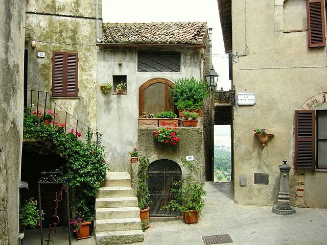 Una piazzetta a Capalbio – Foto Wikimedia Commons