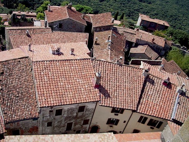 Tetti del centro storico di Capalbio – Foto Wikimedia Commons