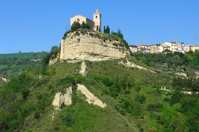 Veduta di Offida con la Chiesa di Santa Maria della Rocca – Foto Wikipedia
