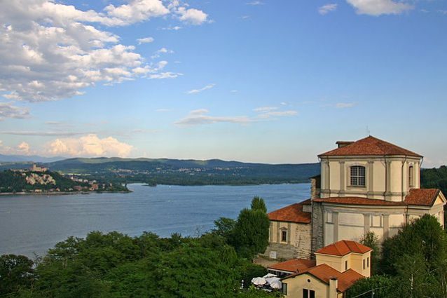 Vista dal Colosso di San Carlo Borromeo presso il sacro Monte di Arona – Foto Wikimedia Commons