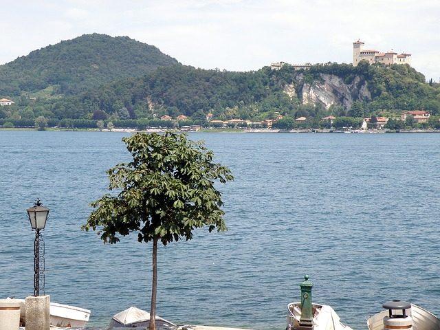 Veduta della Rocca di Angera da Arona – Foto Pixabay