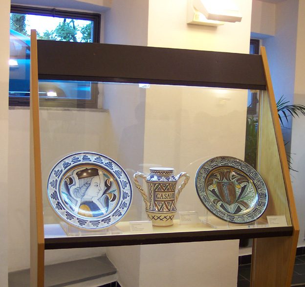 Ceramiche artistiche nel Museo di Deruta – Foto Wikipedia